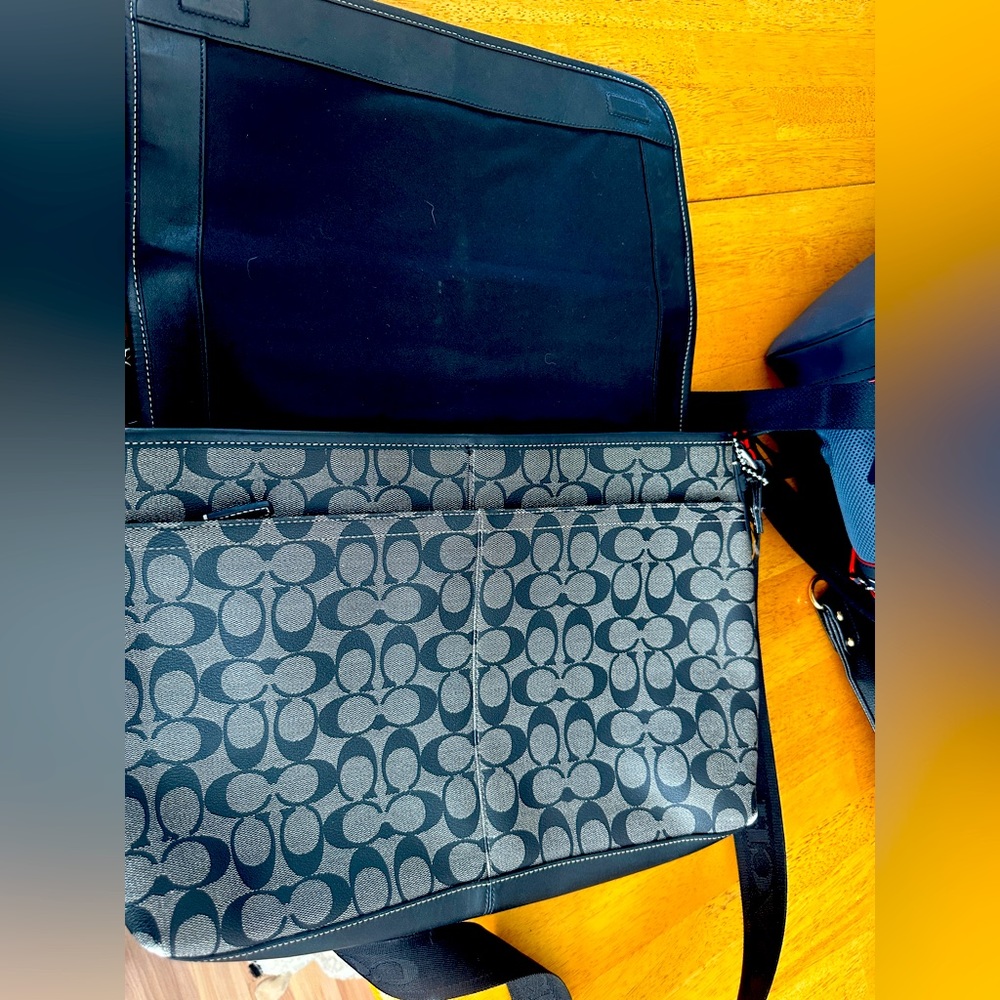 Coach lAdjustable shoulder strap Secure Flap - Picture 3 of 6